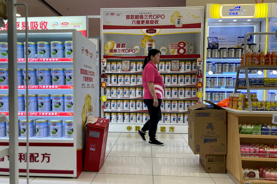 中国の消費者が支出を控える中、ダノンやネスレといった世界の食品大手は、値下げを強化したり、オンラインショッピングでの販売量を増やそうとしたりしていると、各社幹部は述べている。写真は上海のスーパーマーケット。２３年撮影。（2024年 ロイター/Aly Song/File Photo）