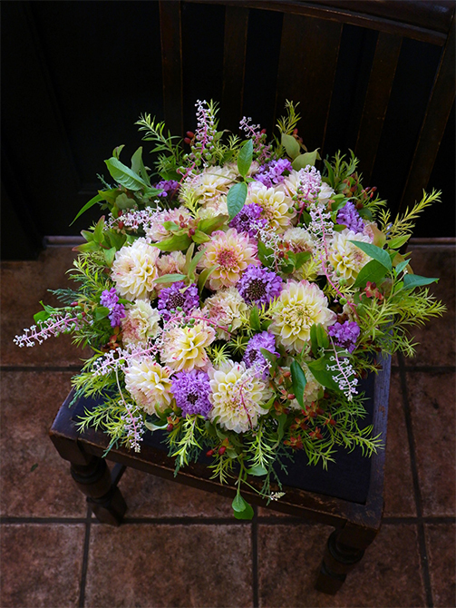 お誕生日のお祝いに透明感あふれる秋の贈り花を。