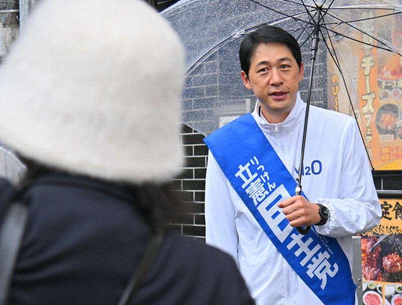 衆院選から一夜明け、駅前で有権者にあいさつする立憲民主党の松尾明弘氏＝東京都渋谷区で2024年10月28日午前7時46分、新宮巳美撮影