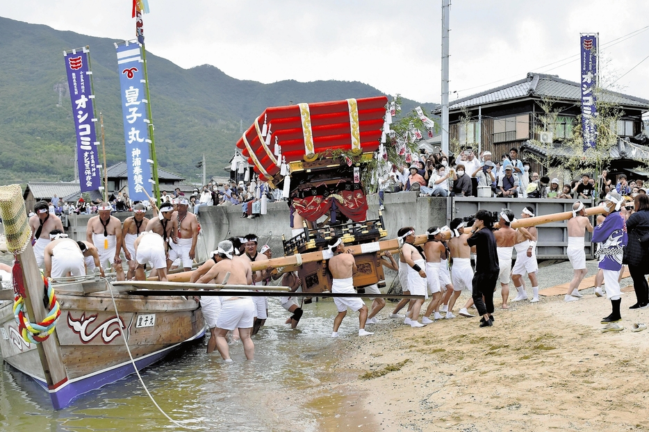 海から陸へ運ばれる太鼓台（香川県小豆島町で）