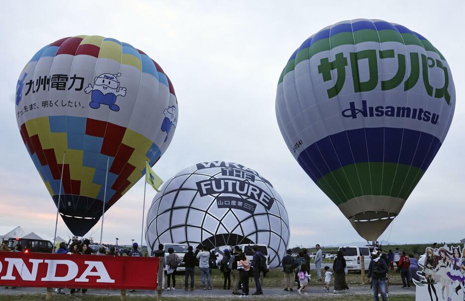 「佐賀インターナショナルバルーンフェスタ」に参加した熱気球＝31日早朝、佐賀市