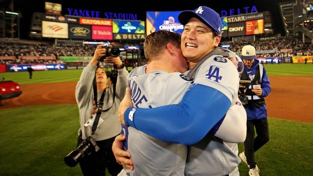 世界一を喜ぶドジャースの大谷翔平選手(写真：USA TODAY Sports/ロイター/アフロ)