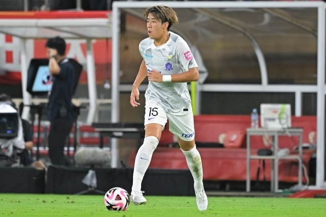 中野のプレーに注目が集まっている。写真：金子拓弥（サッカーダイジェスト写真部）