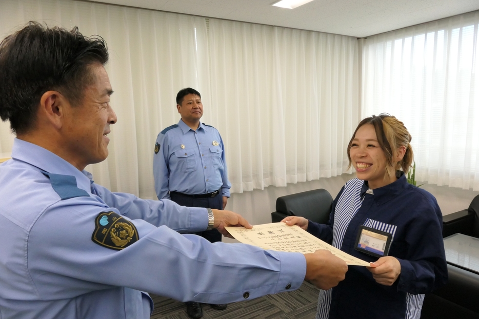 感謝状を受け取る上山店長=岡山県美咲町で