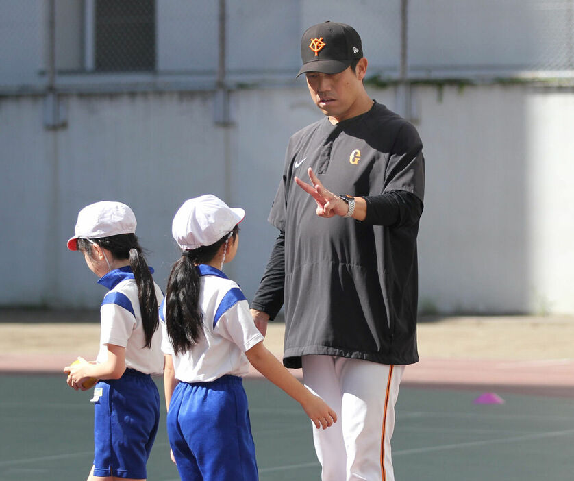 小学校で体育授業支援を行うジャイアンツアカデミー・西村健太朗コーチ（カメラ・大中　彩未）