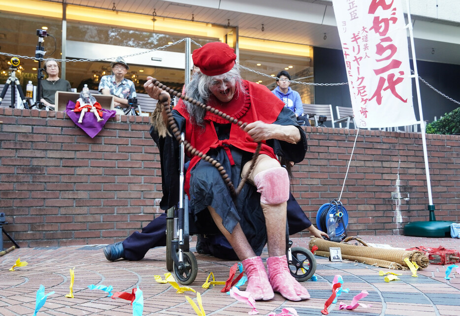 大道芸人ギリヤーク尼ケ崎さん（９４）が１３日、東京・新宿で毎年恒例の青空舞踊公演を開いた。車いすに座ったり、立ち上がったりしながら創作舞踊を披露し、観客からは「日本一！」と喝采が上がった。