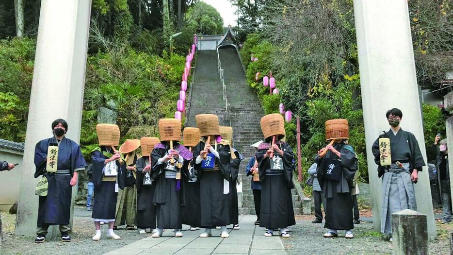 青梅市の住吉神社門前で演奏