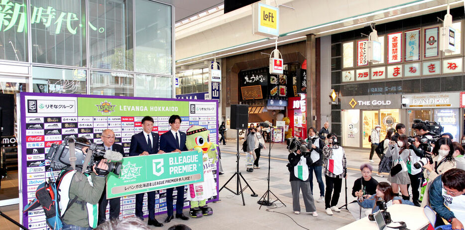 レバンガ北海道はBプレミア参入決定の会見を札幌市の狸小路商店街で行った