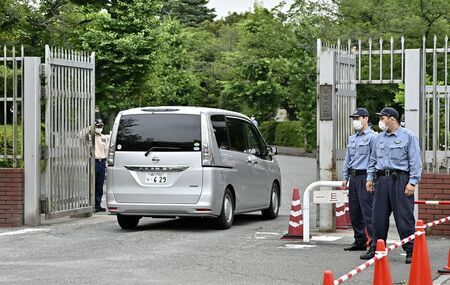 東京拘置所に移送される河井克行氏（写真：共同通信社）