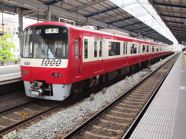 京急800形と初代1000形の代替に、2002（平成14）年から運用をスタートした車両も、1000形を踏襲した。当初アルミ製だった車体は、のちにステンレス製に変更して、現在も製造が続いている（画像：遠藤イヅル）。