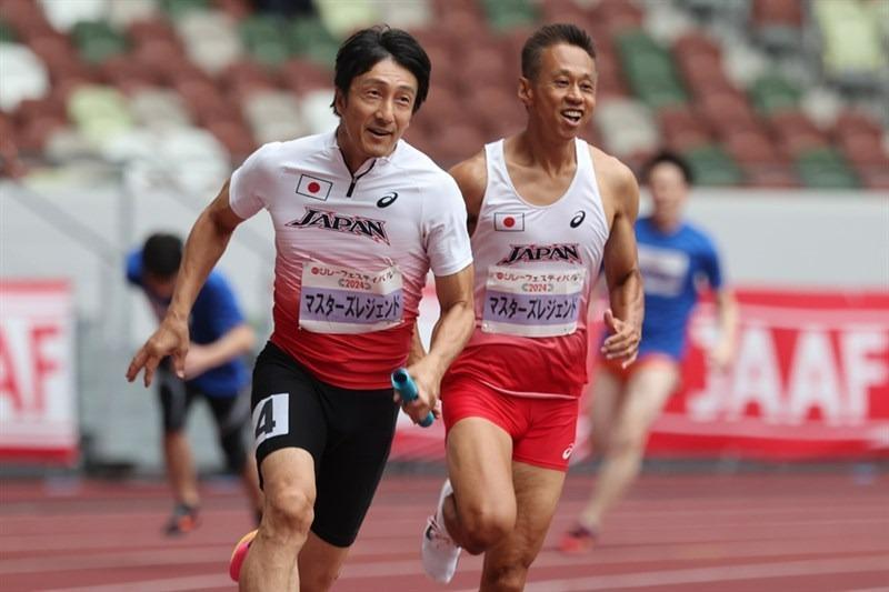 リレーフェスティバルに出場した朝原宣治さん。右はマスターズM50の100m日本記録保持者・赤堀弘晃さん