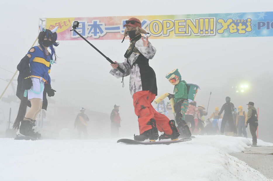 初滑りを楽しむ来場者＝裾野市のスノーパークイエティ