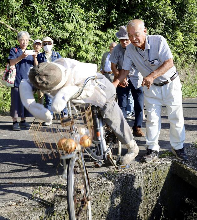 「大崎事件」の現地調査を行う原口アヤ子さんの支援者ら＝12日午後、鹿児島県大崎町