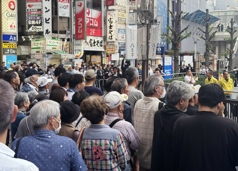 東京２４区の候補者演説を待つ聴衆ら＝１７日、東京都八王子市