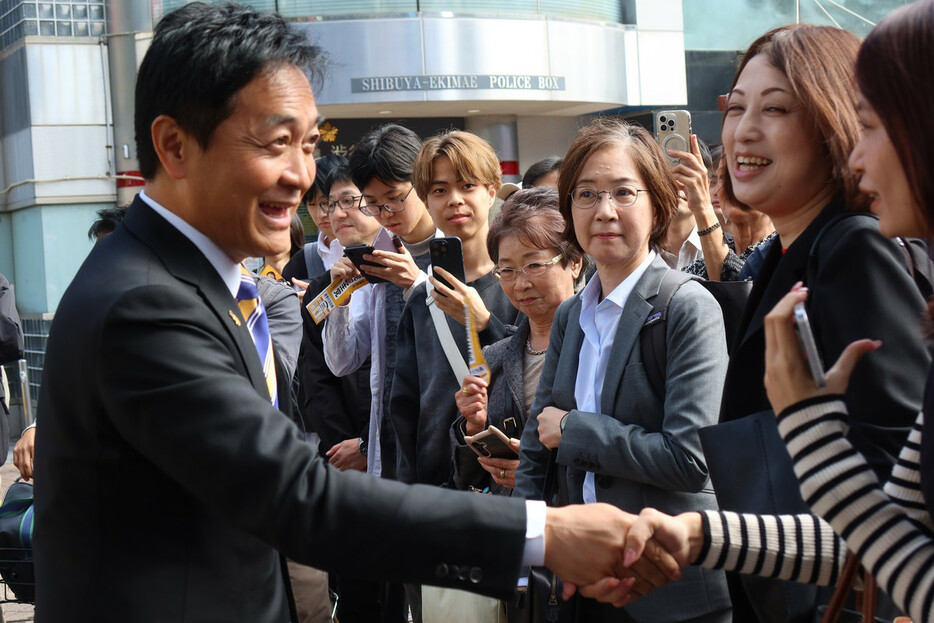 衆院選の街頭演説後に有権者と触れ合う国民民主党の玉木雄一郎代表＝２１日午後、東京・ＪＲ渋谷駅前