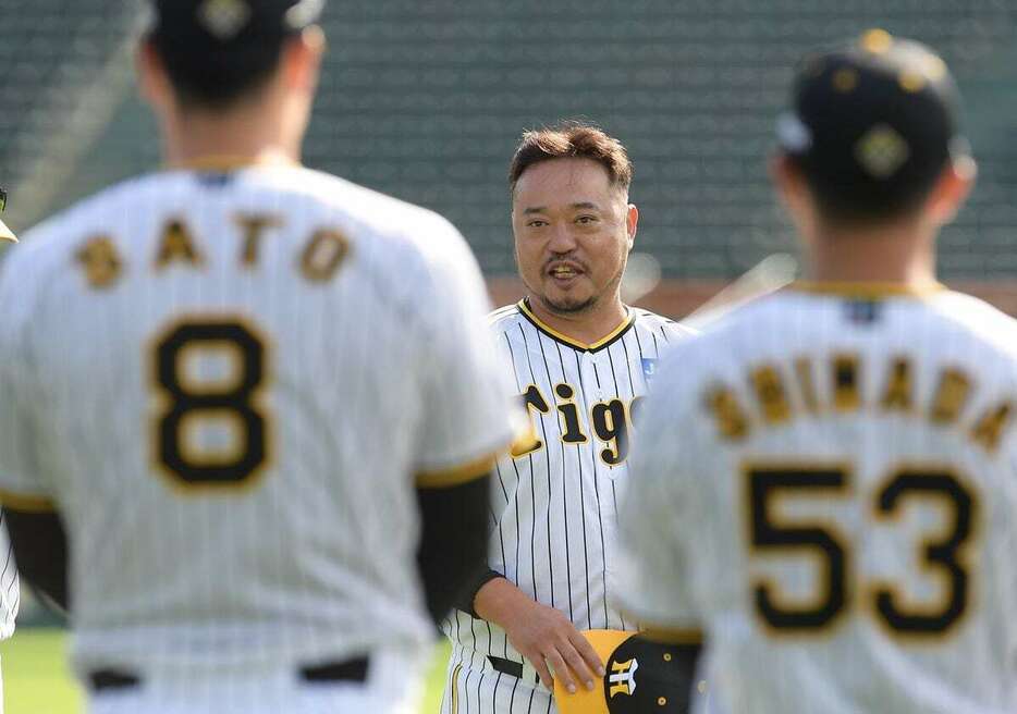 練習開始前にあいさつした小谷野打撃チーフコーチ。怖くはないけど、迫力はある