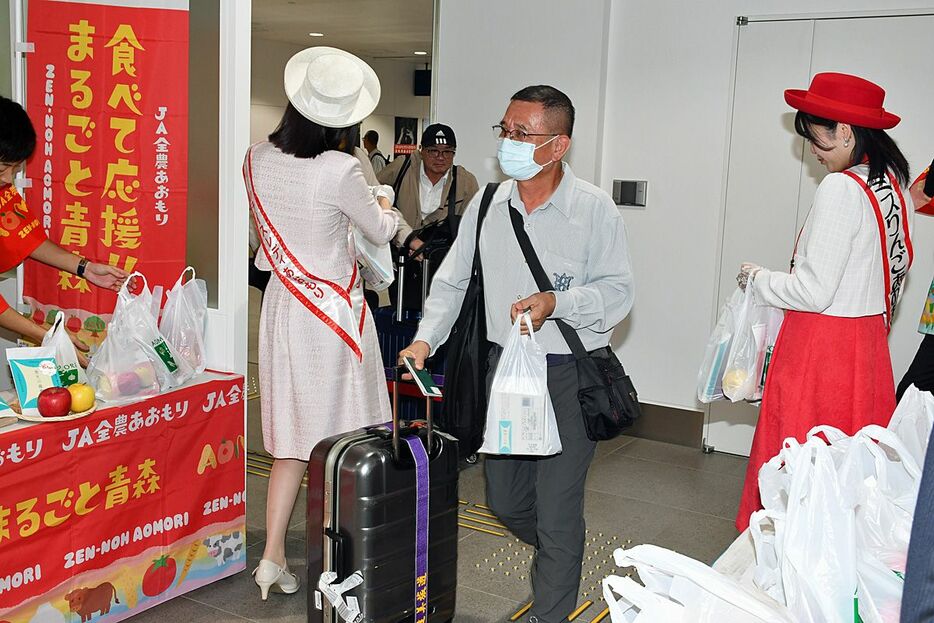 青森空港で歓迎を受ける台湾からの到着客＝29日、午後2時半過ぎ