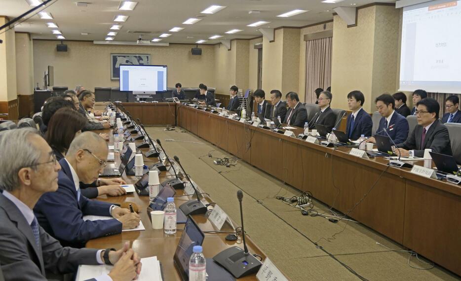 財務省で開かれた財政制度等審議会の分科会＝22日午前