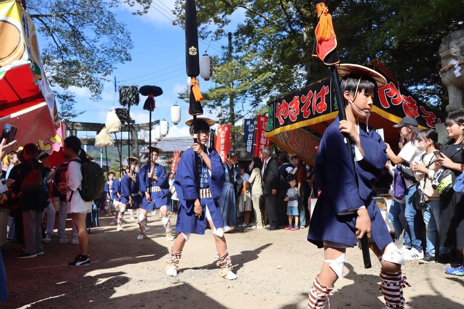 みこし宮入りの前に境内を練り歩く「奴行列」。この日を前に地元の子どもたちが練習を重ねた