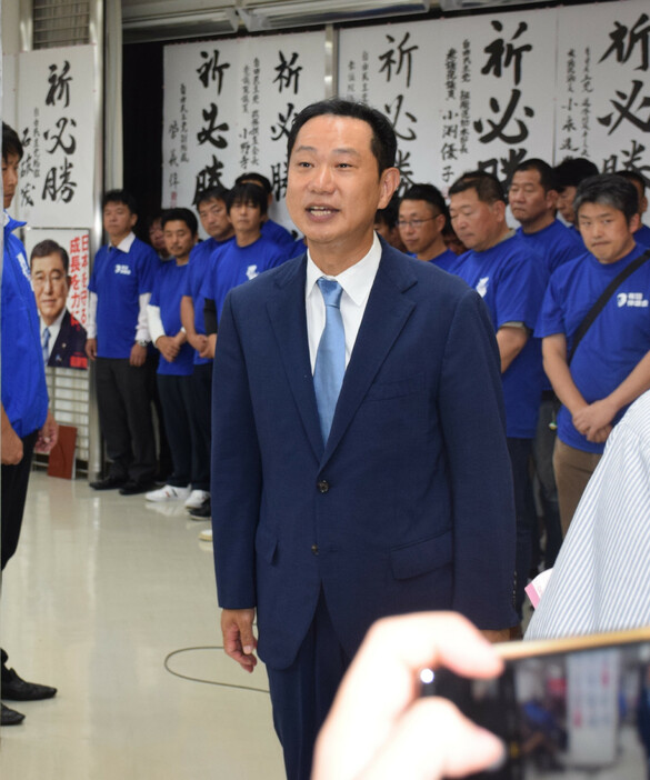 あいさつを終えた自民党の二階伸康氏＝２７日午後、和歌山県田辺市