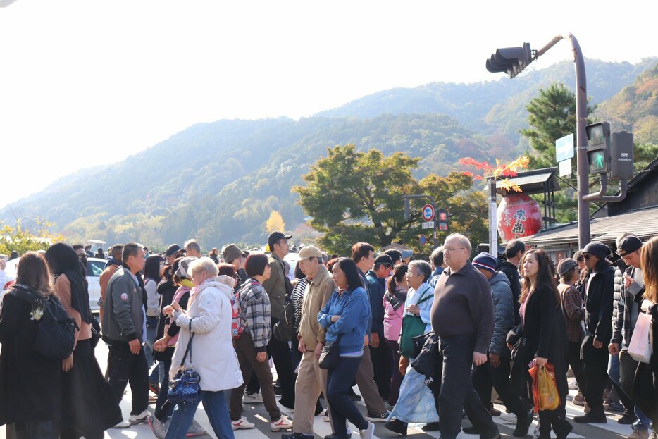 観光客であふれかえる秋の嵐山エリア（昨年１１月１５日午前１０時５０分、京都市右京区）