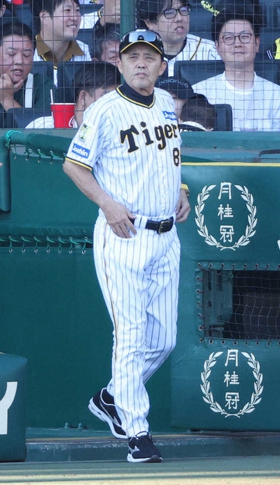 13日、甲子園で選手交代を告げる阪神・岡田前監督