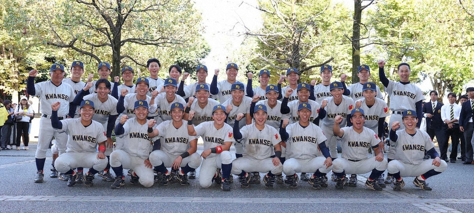 ＜京大・関学大＞優勝し集合写真に収まる関学大ナイン　（撮影・亀井　直樹）