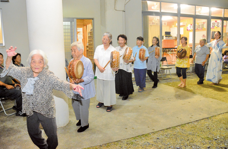 ドゥンガの日に八月踊りでミハチガツを締めくくった平集落の住民ら＝27日、鹿児島県奄美市笠利町