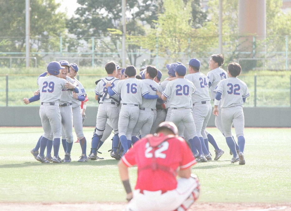 劇的な逆転サヨナラ勝利で1部残留を決めた関西国際大の選手は喜びを弾けさせた