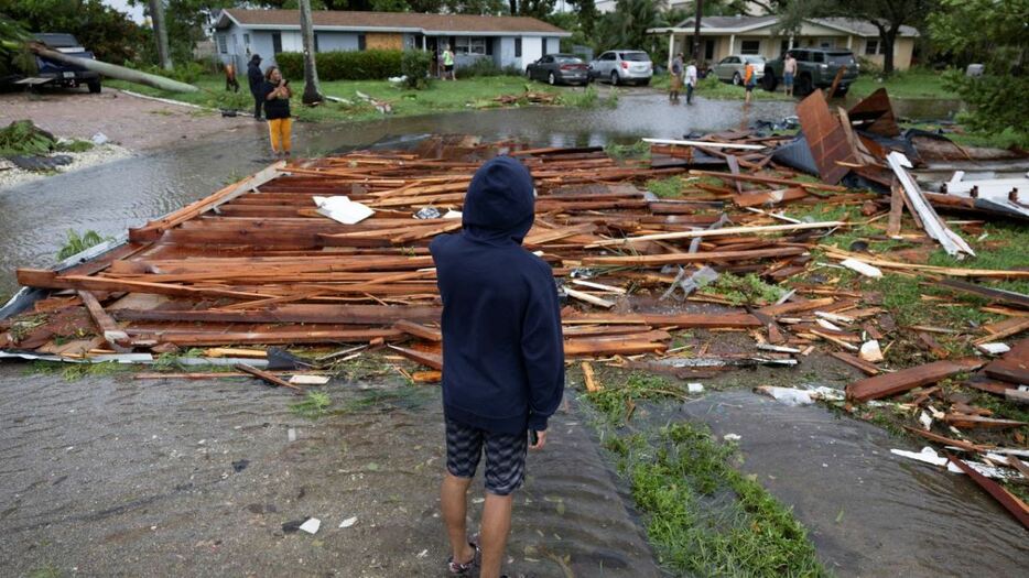 竜巻が発生したとみられる地域で屋外に立つ男性＝９日、米フロリダ州フォートマイヤーズ