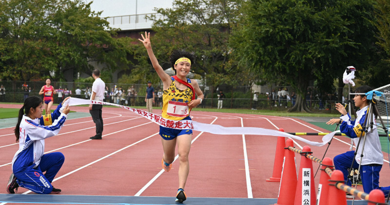 4連覇を果たし笑顔でゴールする白鵬女子の村井菊理＝横浜市港北区の日産フィールド小机で、2024年10月27日午前11時45分、矢野大輝撮影