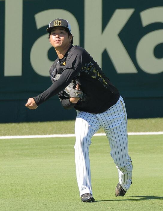 13日の先発に向けてキャッチボールを行う阪神・高橋遥人（撮影・根本成）