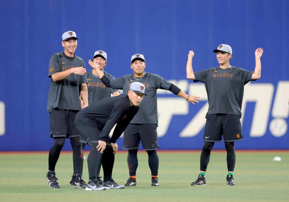 ２３年８月、中日戦の試合前、坂本（右）ら先輩たちに囲まれてアップをする浅野（中央＝手前から時計回りに岡本和、秋広、長野）