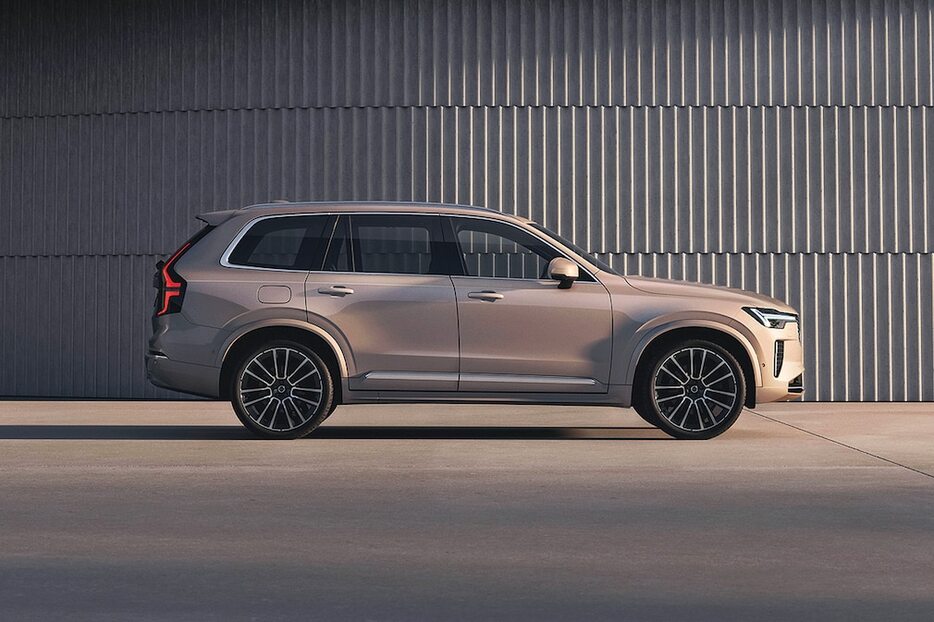 全体的にクリーンでモダンな美しい外観の「ボルボ XC90」。