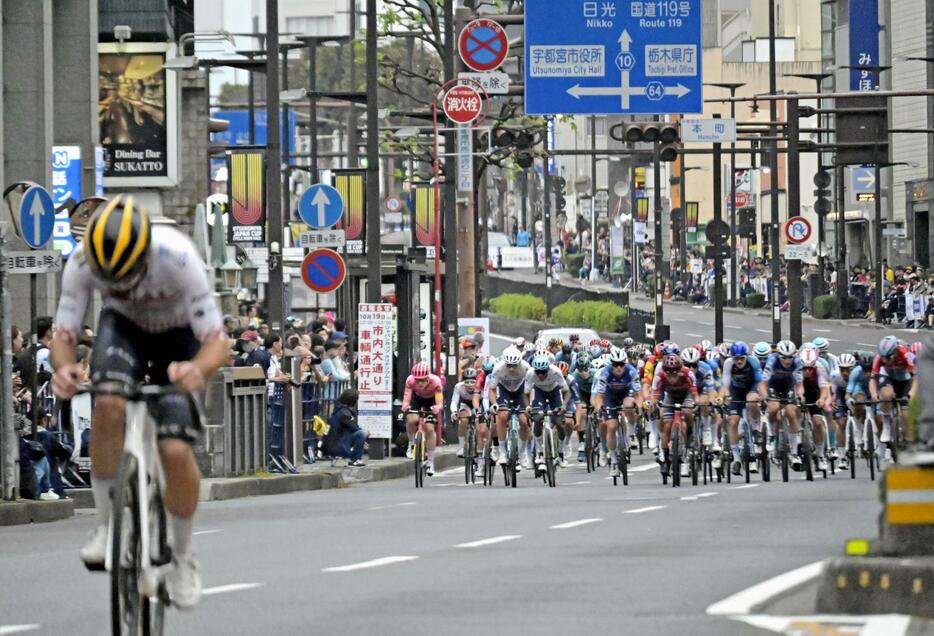 アジア最高峰の自転車ロードレース「宇都宮ジャパンカップ」の前哨戦で、宇都宮市の目抜き通りを駆け抜ける選手たち＝19日午後