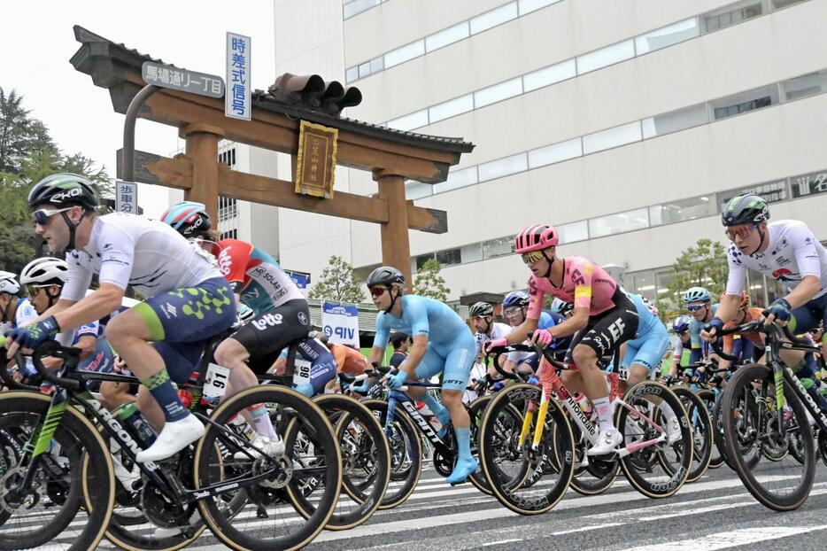 アジア最高峰の自転車ロードレース「宇都宮ジャパンカップ」の前哨戦で、宇都宮市の目抜き通りを駆け抜ける選手たち＝19日午後