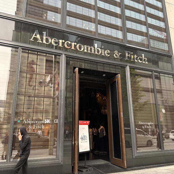 アバクロンビー&フィッチ銀座店（Ｃ）日刊ゲンダイ