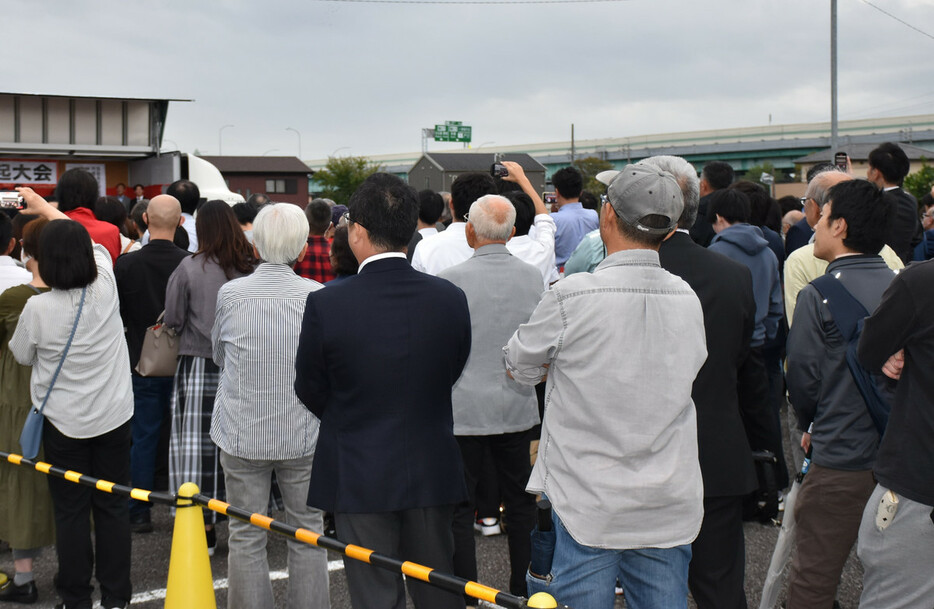 衆院選の街頭演説の会場に集まった聴衆＝２２日午後、愛知県一宮市