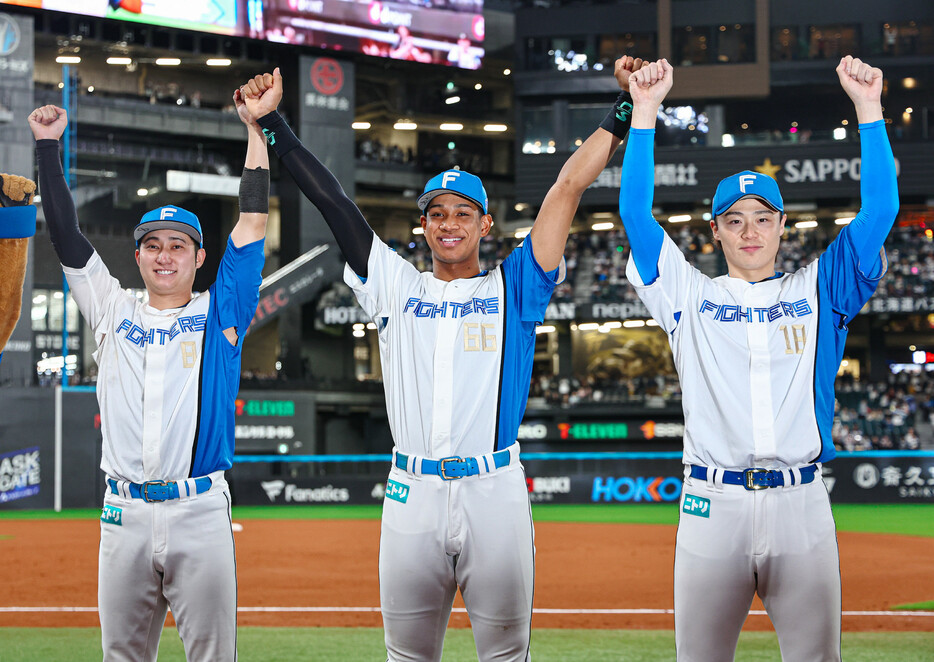 ロッテにサヨナラ勝ちし、笑顔でポーズを取る日本ハムの（左から）浅間、万波、山崎＝１３日、エスコンＦ