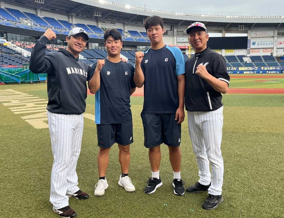 ロッテの秋季練習に参加した韓国「ロッテ・ジャイアンツ」のチョン・ヒョンス（左から2人目）とイ・ミンソク（同3人目）は黒木コーチ（左）、小野コーチ（左）と記念撮影