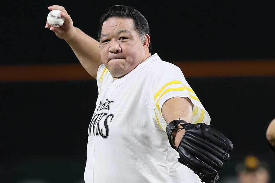 ソフトバンク―オリックス戦で始球式を行った浅香山親方【写真：産経新聞社】