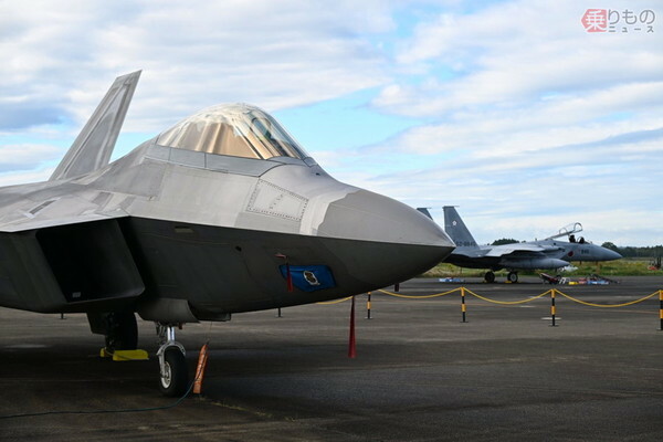 宮崎県の航空自衛隊新田原基地に展開したアメリカ空軍のF-22戦闘機（2024年10月23日、りんたろう撮影）。