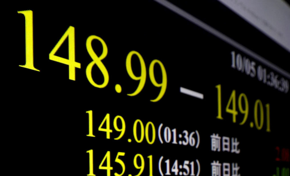 一時1ドル＝149円台付近の円相場を示すモニター＝5日午前、東京・東新橋