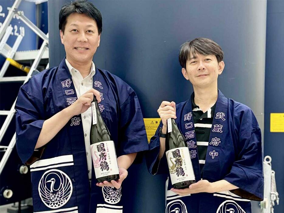 府中で復活した「新國府鶴」を持つ、蔵元の野口英一郎さん（左）と杜氏の木下大輔さん（右）