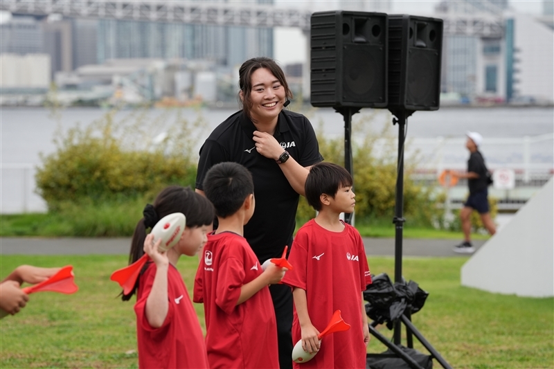 子供たちと触れあい笑顔を見せる北口榛花（JAL）