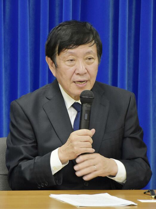 記者会見する日本医学会連合の門脇孝会長＝16日午後、厚労省