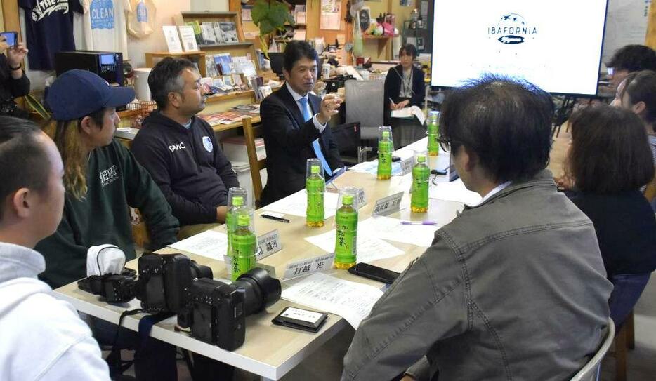 海への誘客策について大井川和彦知事と意見を交わす「イバフォルニア・プロジェクト」メンバーら=ひたちなか市阿字ケ浦