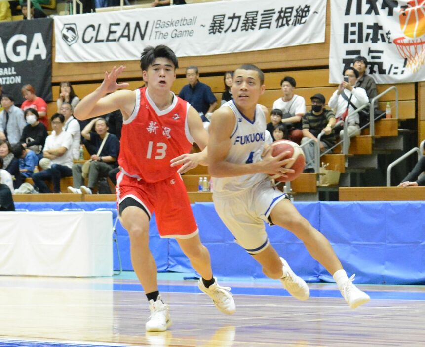 少年男子準々決勝の新潟戦で相手エース高橋歩路を抜いて得点する福岡のトンプソン・ヨセフハサン（福岡第一2年、右）