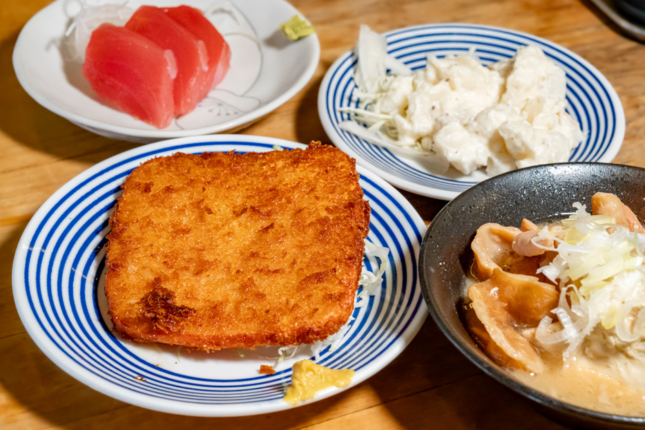 まぐろ180円、ポテトサラダ130円、もつ煮込み150円、ハムカツ190円