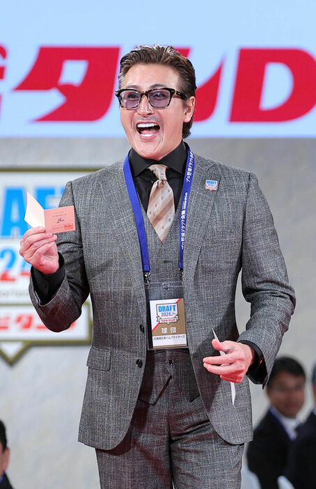 抽選で福岡大大濠・柴田の交渉権を獲得し、ガッツポーズする新庄監督（カメラ・今成　良輔）